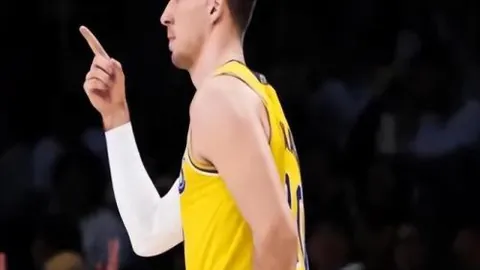 马龙、樊振东、王楚钦西装闪耀，佩戴107万高价腕表，领带搭配风格独特。